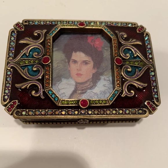 Jay Strongwater Trinket Box with Frame
NEW NEVER USED W/BOX & DUST BAG
5034 - Picture 1 of 5